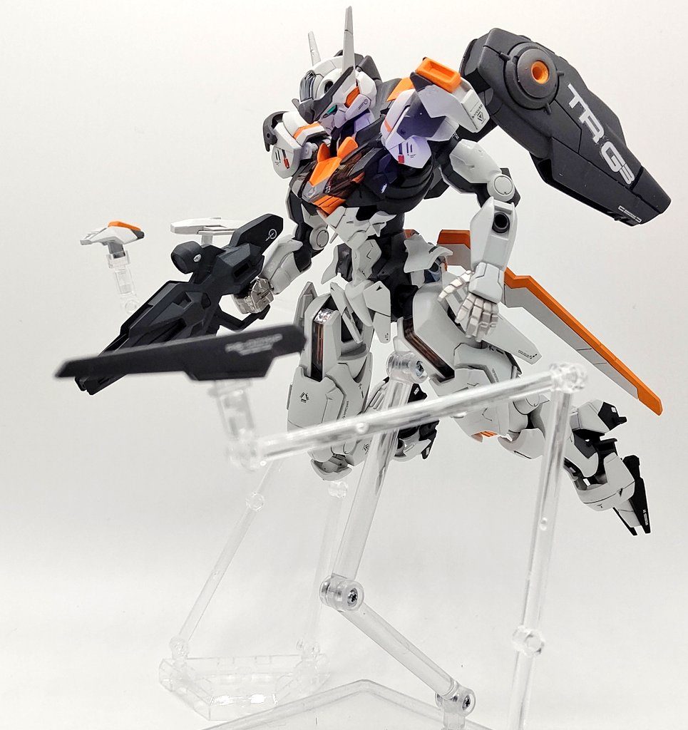 ガンビット展開状態!!しかしウェポンディスプレイが1セットしかありませんので少し寂しい感じ。平手パーツは動きが出ていい感じですね