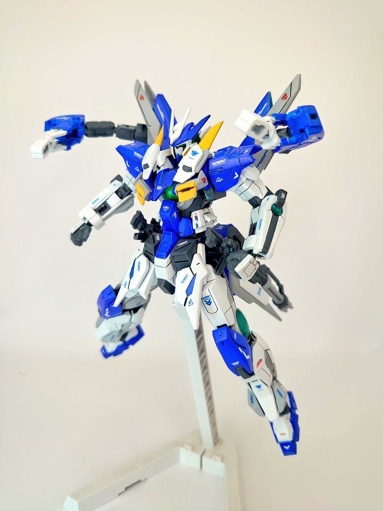 ドライブバックパック追加のバックパック。太陽炉の性能を格段に上げる為に装備。サブアームで武器を保持したりシールドを追加装備出来る