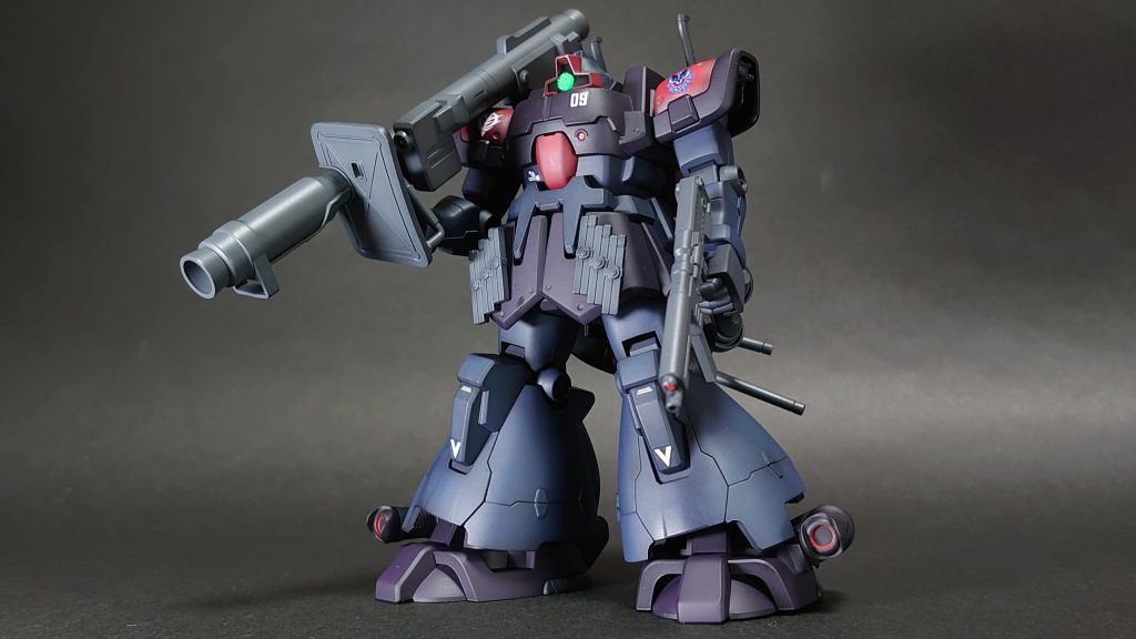 初投稿です。1/144 HGUC 027 ドム・トローペン(サンドブラウン)をベースに、闇夜のフェンリル隊に配備されていたかもしれないという想定で夜間戦闘用として製作しました。若干のスジ彫りとプラ板でのディテール追加を行い、エアブラシを使用して黒立ち上げからの全塗装で仕上げてます。