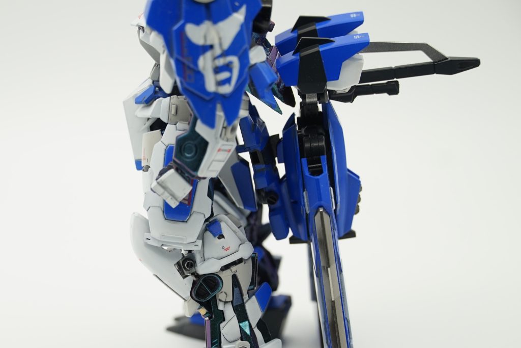 ブルーフレームセカンドLのタクティカルアームズをそのまま接続できるようにネオジム磁石を埋め込んでいます。・・・が、武器があまりに重くてしっかりと保持できないので現状はただの支えです。