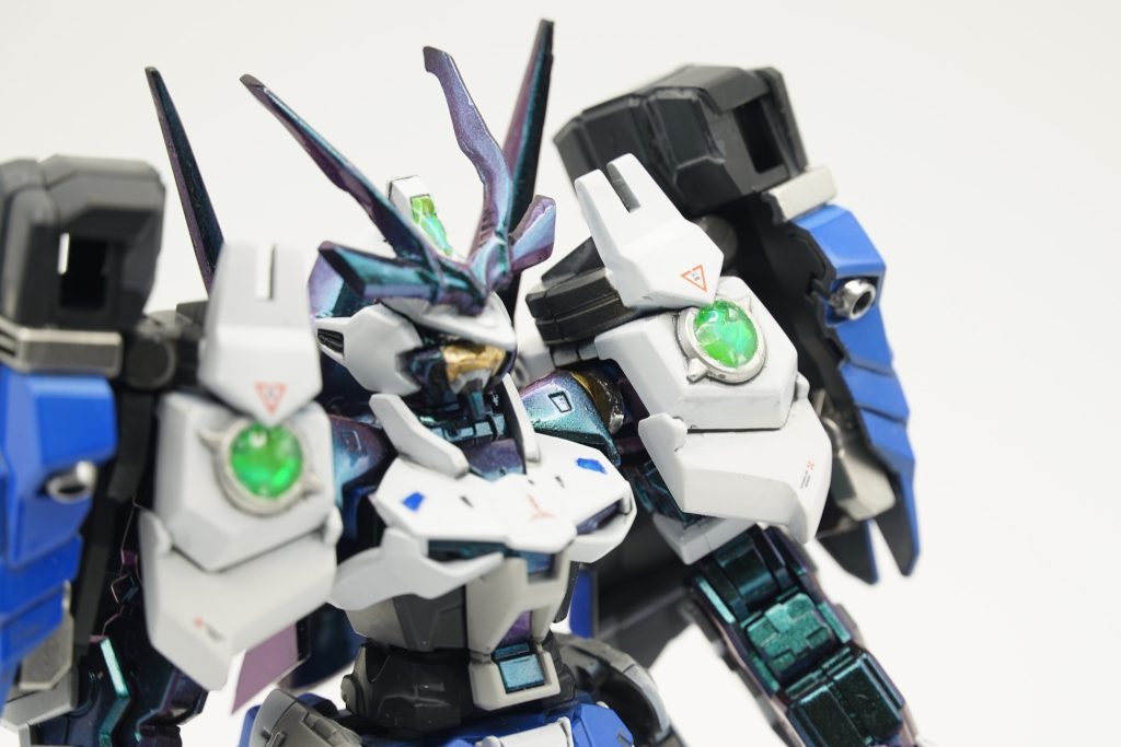 肩は戦国アストレイをそのまま塗り分けての使用ですが、装甲が幾重にも重なっているように削り込んだり彫り込んだりしています。また、パワードレッドのように肩幅が広くなるようにスペーサーを噛ませてあります。イメージは弁慶のような巨漢です。