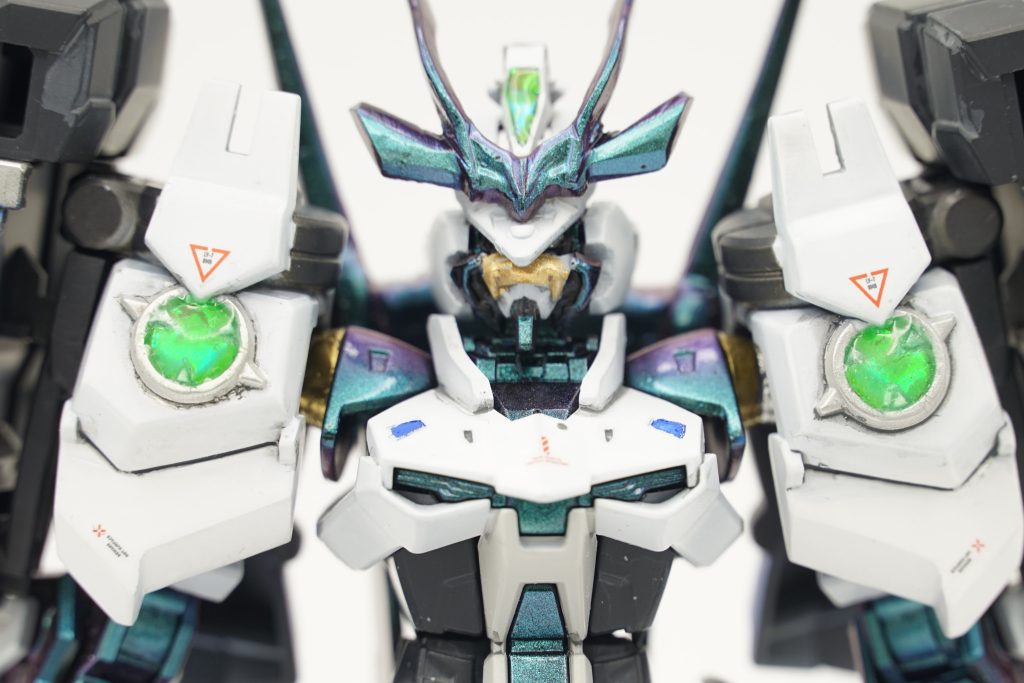 フェイスやツノは戦国アストレイから複製してみました。エッジがややダルくなってしまったのである程度ヤスったり面を変えたりしています。