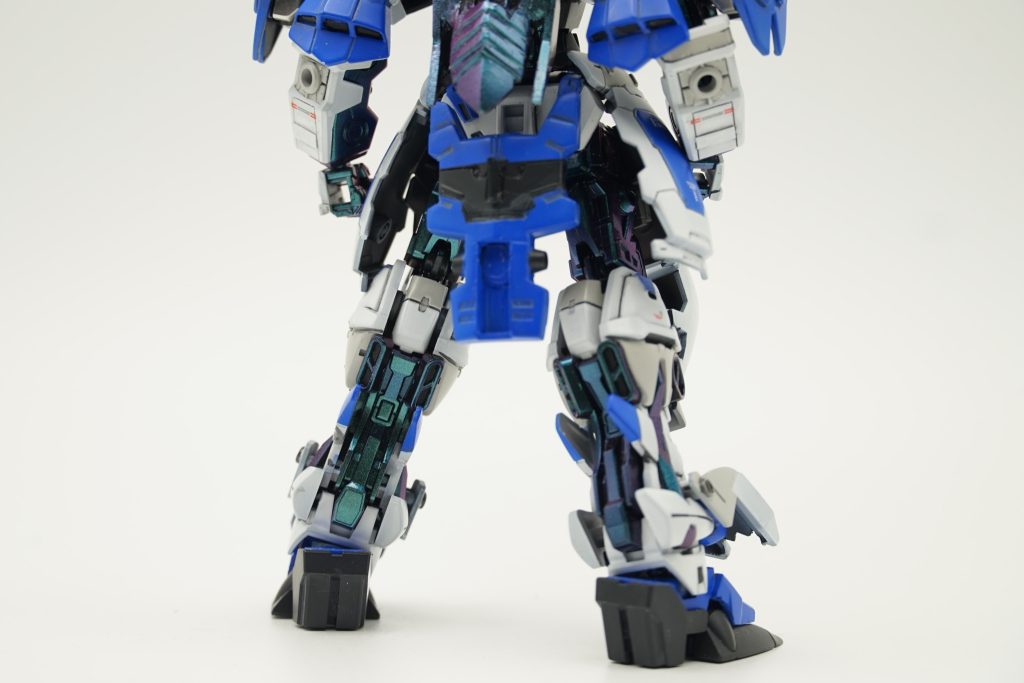 リヤアーマーはジャンクパーツを利用して延長しています。中央にあるミゾが重要な役割を果たします。また、脚を真裏から見るとかなり太いのが分かりやすいです。