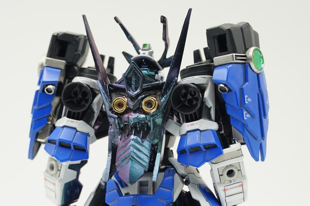 背中の鬼の盾は戦国アストレイのモノからの複製です。非常に複雑な造形でしたので、所々潰れてしまいました。その都度パテを盛って造形して削り込んで・・・と、この作品で一番苦労した部分です。元のカタチからは変わってしまいましたが、コレはコレで納得いくように作り込みました。