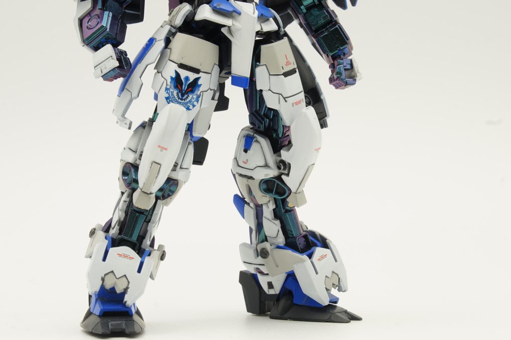 脚に関しては、かなり手を入れました。普通のアストレイと比べると脹脛あたりのボリュームが段違いだと気付かれると思います。下肢で約3㎜程度の幅増しをしています。