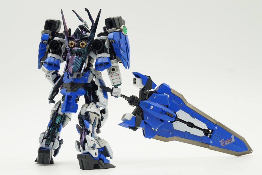 大剣モードで。漢は背中で語るものです。この青鬼なら、この大剣を持て余さずに振り回せそうです。というか、そういうイメージで作り上げた機体です。