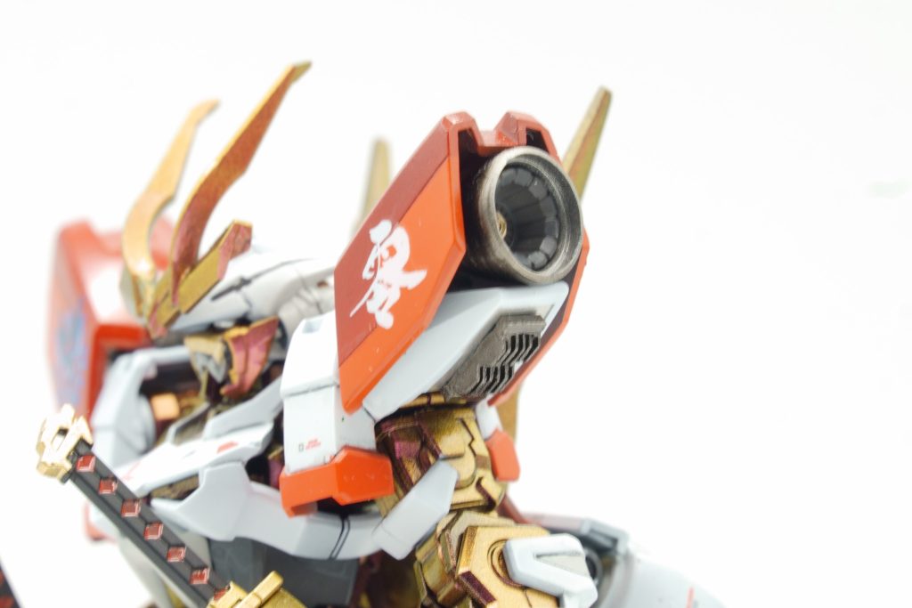 ビルダーズパーツを使用したので、非常にハイディティールです。肩アーマーの下部に放熱板的なシイタケを制作しました。