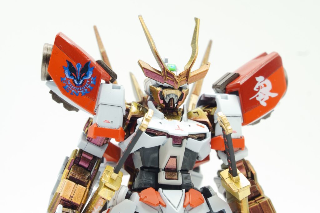 肩に大きなスラスターを取り付けました。例の4号機と同じコンセプトです。戦国武将の陣羽織をイメージして制作しています。