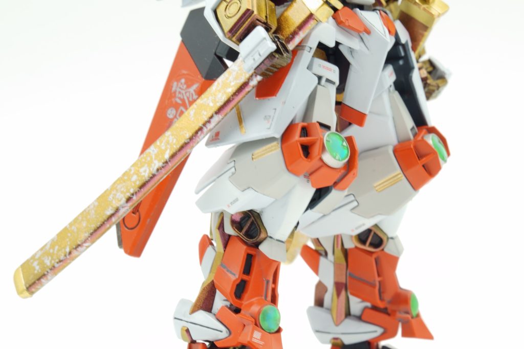 脚部は戦国アストレイのままですが、塗り分けは細かくしています。腰のサイドアーマーは大きなモノに変更、太刀の鞘を取り付けられるようにしました。