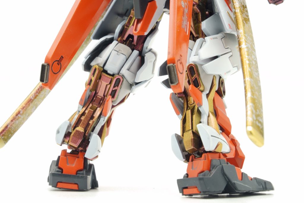 腰の後部にサブスラスター的なモノを。見覚えのあるカタチでご想像の通り、ブルーフレームセカンドLからの流用です。