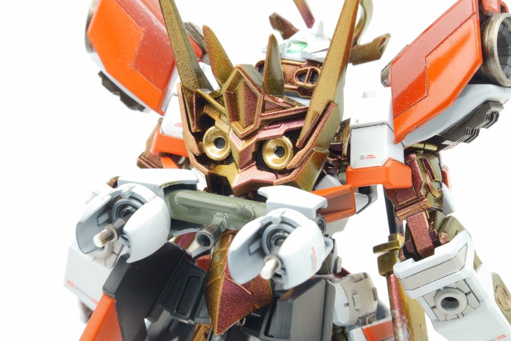 背中の鬼の盾は固定です。最近の鬼は竹筒を咥えるものだと聞いたので、それらしいモノを制作しています。