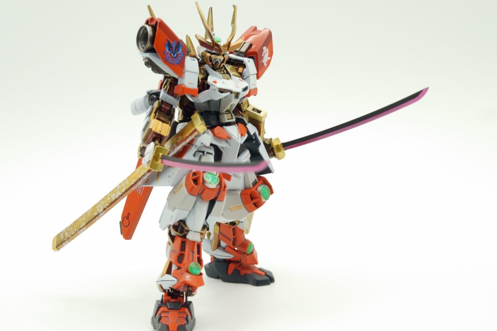 抜刀も出来ます。刀身もしっかりと塗装しています。漆黒の刀身とビームの刃。擦れが心配なので、あまり刀は抜きません(笑)