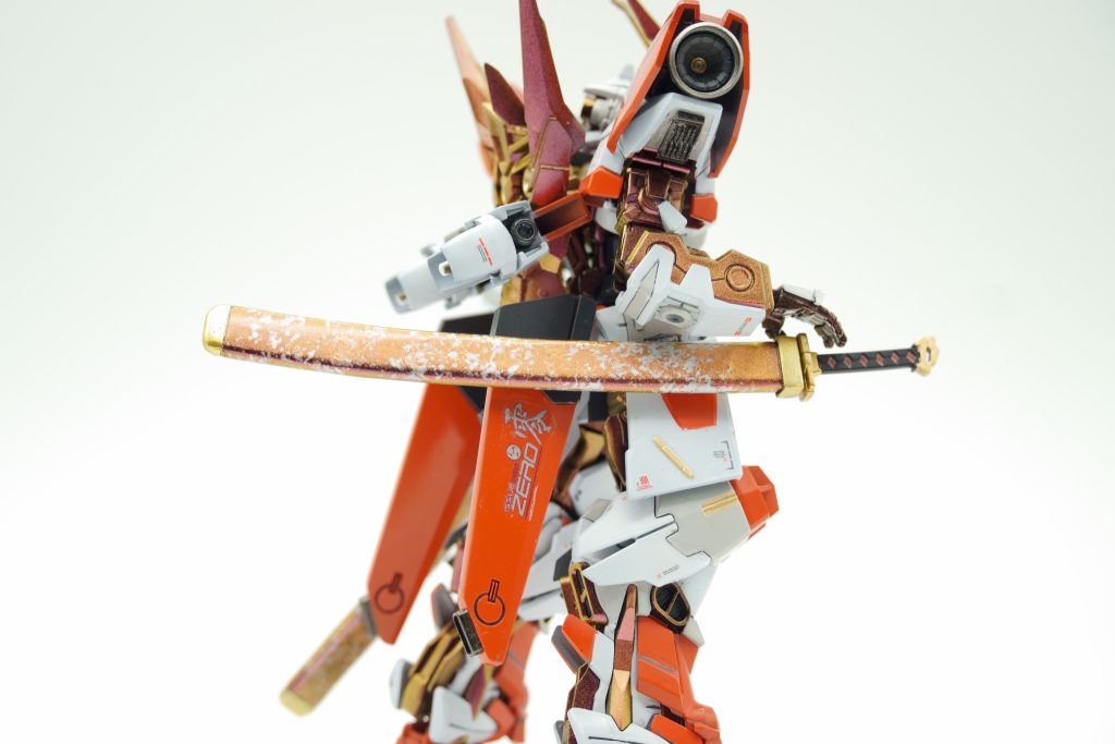 太刀の鞘は磁石で固定。軸可動します。鞘はプラ板からのスクラッチ。ラップ塗装&フレームと同色で仕上げました。