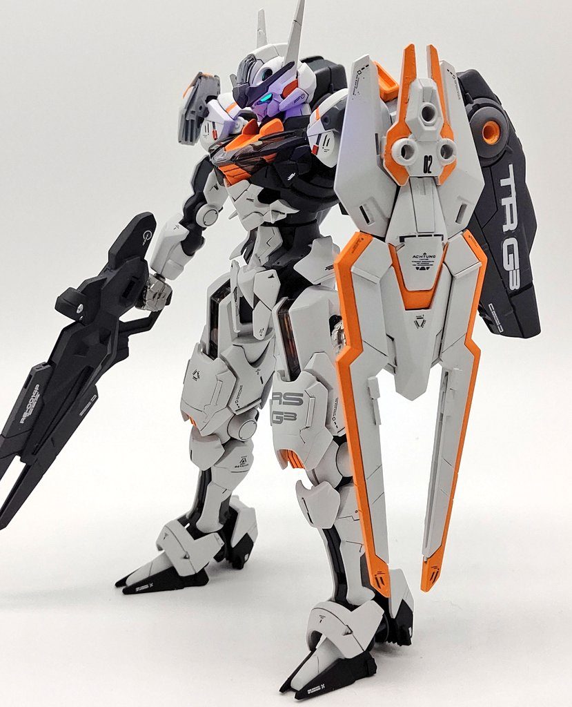 全体的にスジボリやプラ板でディテールアップしました。差し色のオレンジは使いすぎるとクドくなるのでバランスが難しい。というか使いすぎたかも。この辺りは反省点です。