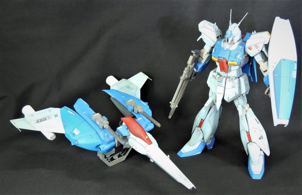 B.W.Sと本体を分離した状態でディスプレイ。МS本体は、腹部と頭部の合わせ目を延長。全身に渡りスジ彫りを行い、エッチングパーツや金属製パーツを用いてディティールを追加しています。