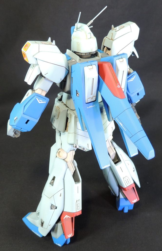 「ロンド・ベル隊にνガンダムが配備され、リ・ガズィはケーラ専用機としての運用が決定。恋人のアストナージの手により、急遽、パーソナルマークの追加と推力系のチューンアップが図られた」という独自設定のもと、背面ユニットの一部をB.W.Sから移植しました。