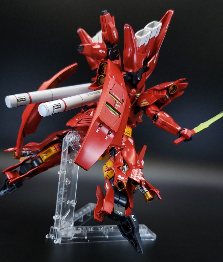 ダリルバルデにHGシナンジュの肩パーツ、脚部スラスター、背面フレキシブル・スラスター、武装をミキシングしました😊ドローンユニット「イーシュヴァラ」「アンビカー」は取り付け位置を変更しています✨