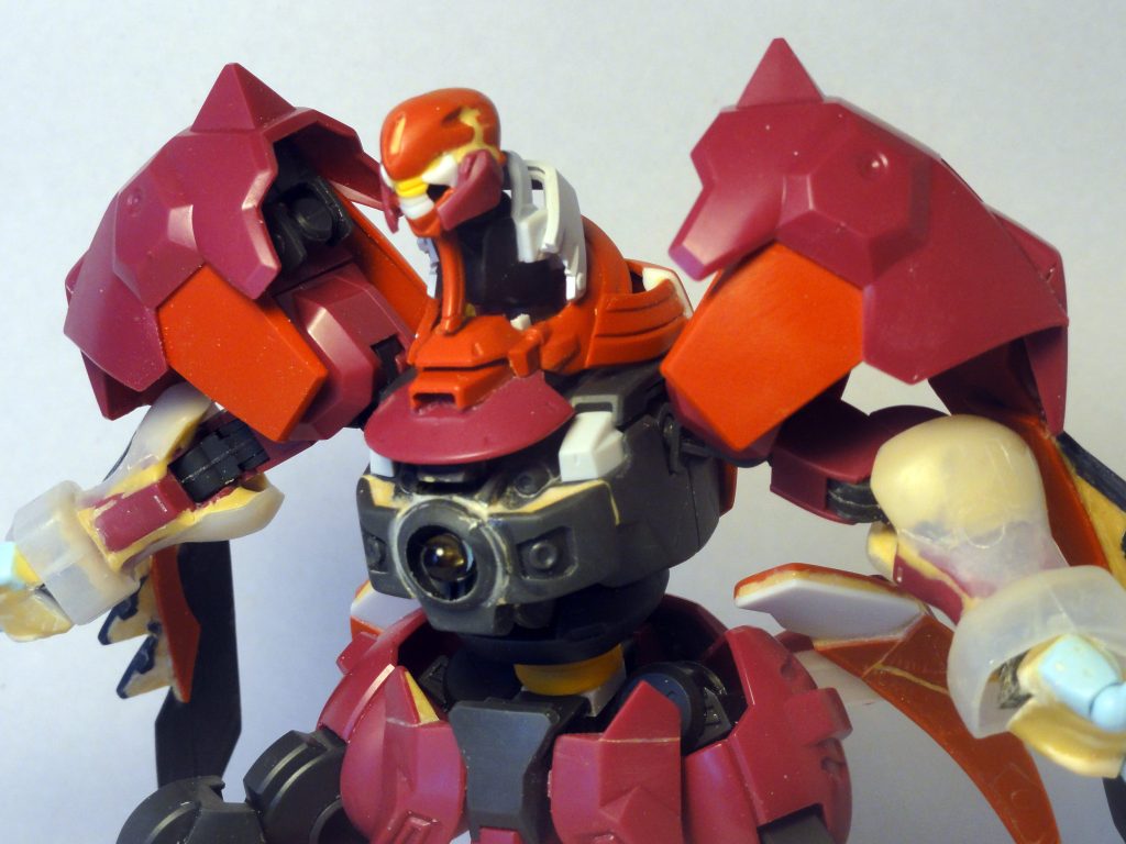 腕はデビルガンダム、首筋はゴッドガンダムだったかな...。クリームパン化した手は、30msの手首を組み合わせています。胸はLEDを仕込み、あとでレジンを流し込んで固めています。