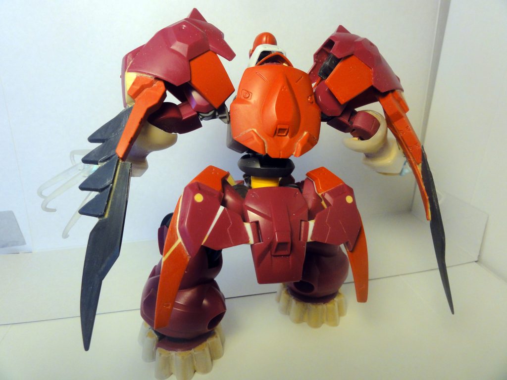 ルビーウェポンは、肩パーツに連なる尾ヒレ的なものがあります。これがとても厄介な構造をしていて、なかなか造形が定まりませんでした。試行錯誤の連続ですね。ちなみに脚部のウイングをよく見ると、左の方はプラバンとパテで切断したものを修復していますよね。これも試行錯誤の跡です...。