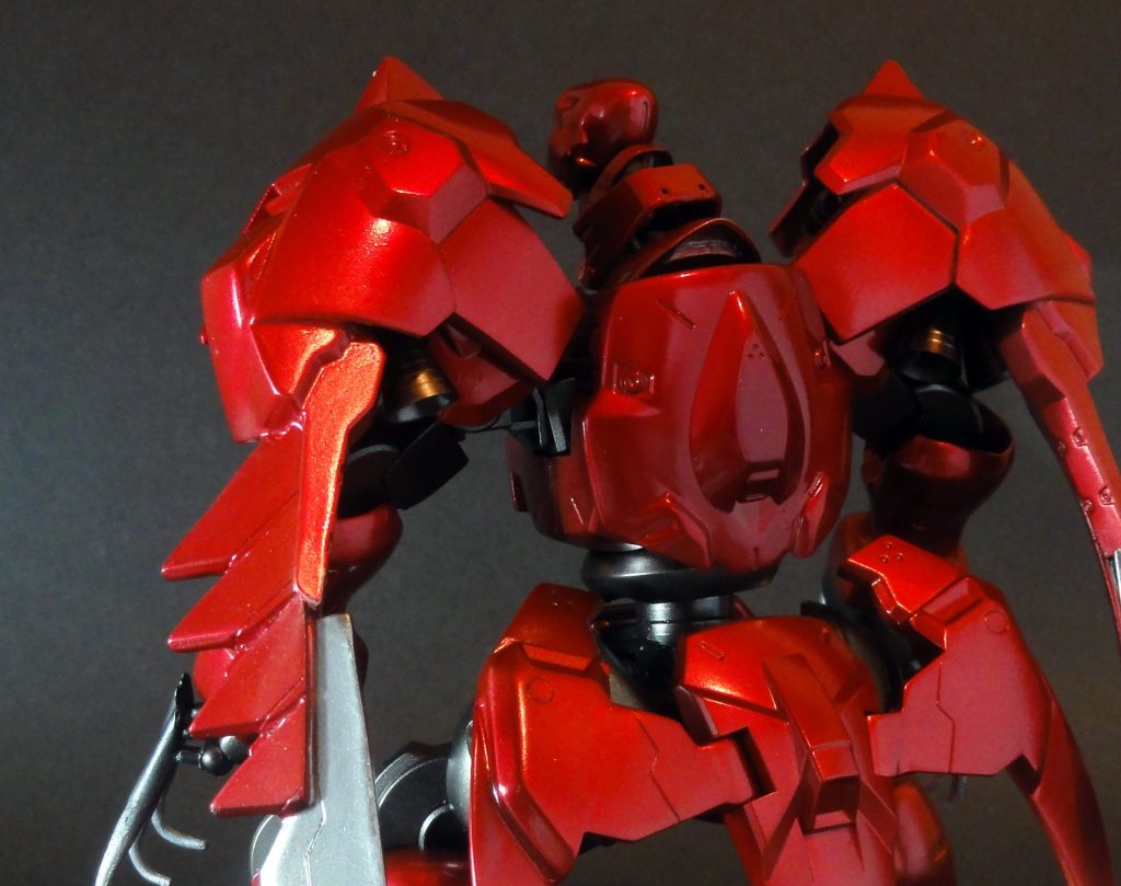 そうだ、マクロを流しておきますね。/p 【使用キット】/p MT：ディランザ（グエル専用機）/p ST：ダリルバルデ/p D1：デビルガンダム[クリアカラー]（腕）/p D2：モビルドールメイのビームハンドガン（尾ヒレ的なとこにあるギザギザ）/p D3：ゴッドガンダム（首筋あたり）/p D4：コトブキヤのバーニアノズル（肩のバーニア）/p H1：30msの手首（手）、30msの足のジョイントパーツ（腰）/p H2：1/100と1/144のビームサーベル（フレキシブルクロー）/p 【加工】/p タミヤ：エポキシ造形パテ、プラバン、プラ棒各種/p 【塗装】/p ガイアノーツ：サーフェイサーエヴォブラック/p ガイアノーツ：ガンメタル/p ガイアノーツ：EXゴールド/p ガイアノーツ：クリアーレッド/p ガイアノーツ：クリアーピンク/p ガイアノーツ：ブライトシルバー