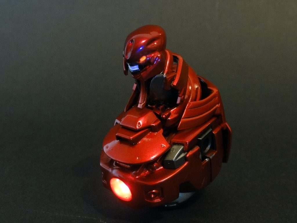 LEDを仕込んでいて、首の裏にスイッチを、更にその下にコイン電池を入れています。なので、この様に単体で発光します。目はピンクの蛍光塗料です。話は変わりますが、ヒカセンの皆様に於かれましては、ハウジングでこの様な「ルビーウェポン・ディスプレイ」が飾れますので是非に。あっ、脇の下の塗装が剥げているw