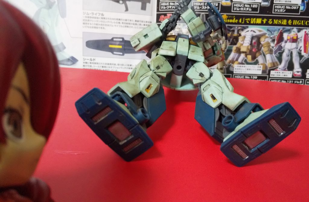 :色わけされてない足の底面のモールドにはシルバーマーカーだ。