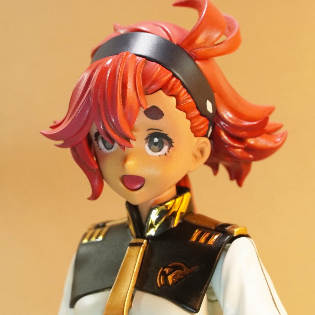 顔にはチークカラーも施しています。このチークカラーには本物のお化粧道具（１００均）を使用しています。