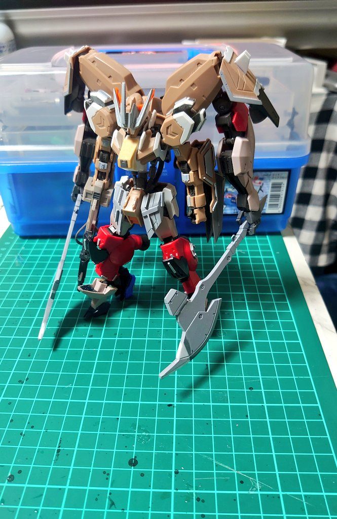 あとは頭部、バックパック、フロントスカートなどにプラバンを貼りもっと攻撃的なイメージを追加し碗部裏側にはブレードを付けゴリゴリの肉弾戦仕様に😊