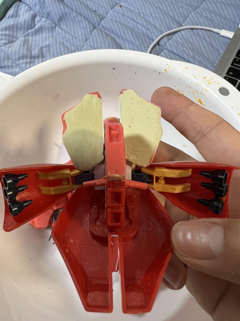 フロントスカートアーマーは固定なので切り離して稼働するように(実際はパイプに干渉してあまり動かせないというか、塗装が剥げる......)サイドアーマーも接続方法を変更。