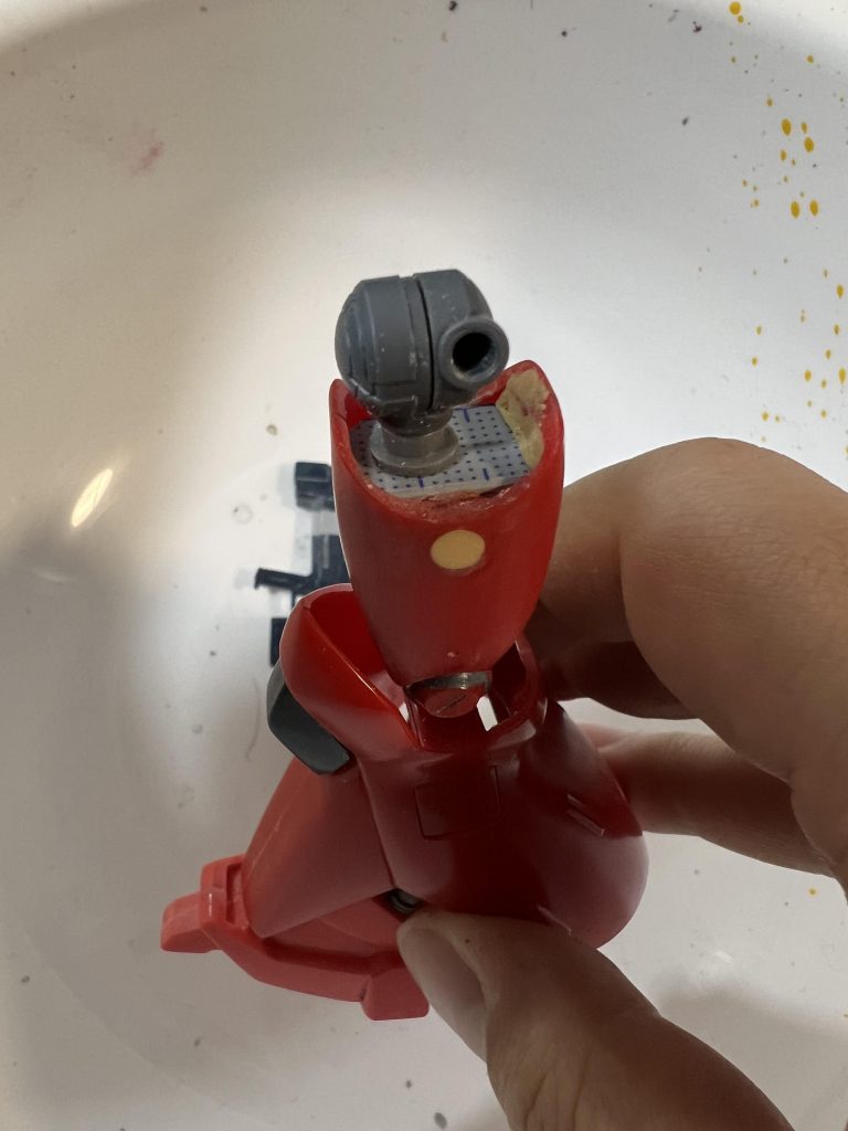 足の稼働範囲を広げるために、30MMのパーツを移植。アーマーで見えないからこれでよしというノリ。