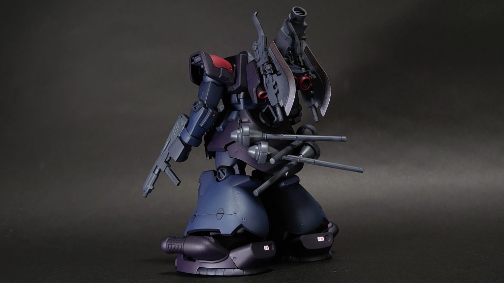 バックショット。キットに付属の武器に加え大型ヒートホークを2本と、それらのマウントを兼ねたバックパックを追加しています。(ヒートサーベルはオミット)