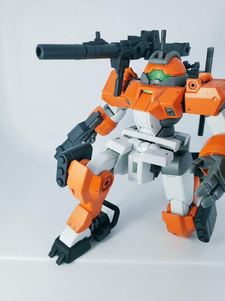 接敵対策としてフットミサイルを装備、肩キャノンのカウンターウェイトとしても機能。