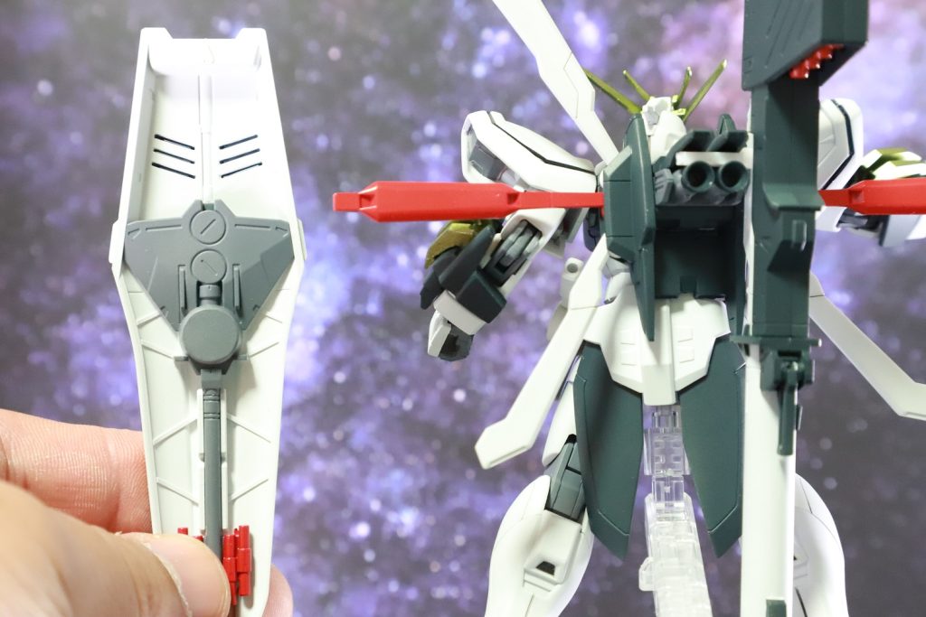 バズーカの設置が裏表逆だと気がついて急遽プラ角棒で無理やりバズーカをひっかけています。