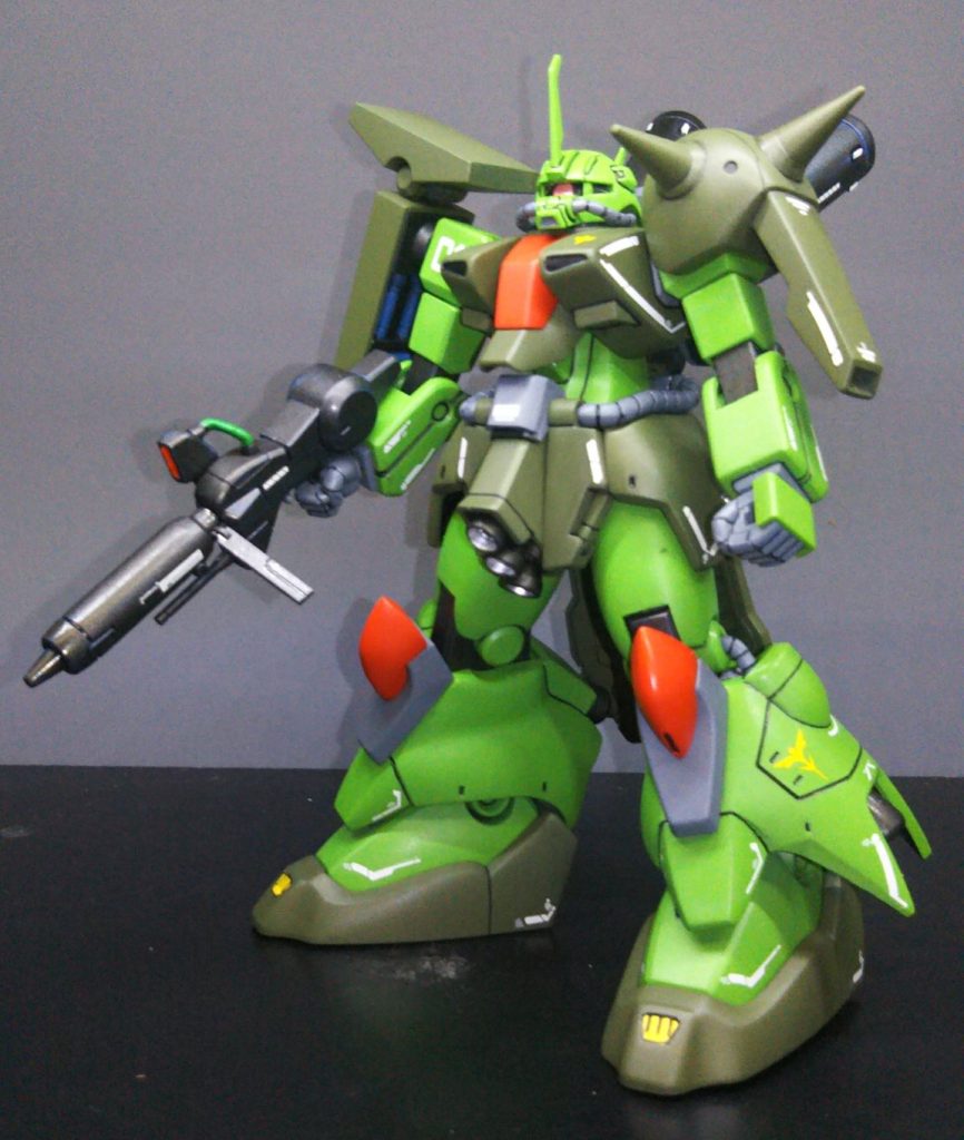 パーティングライン処理して、濃い緑はダークグリーンで、薄い緑はルマングリーンで塗装。ビームライフルは黒鉄色。つや消しトップコート吹き。