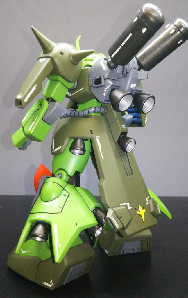 HGの初期キットなので、割と可動範囲が狭い。キットのままだと手首が少し隙間が有り可動範囲を広げていたが、気に入らないので短く処理。