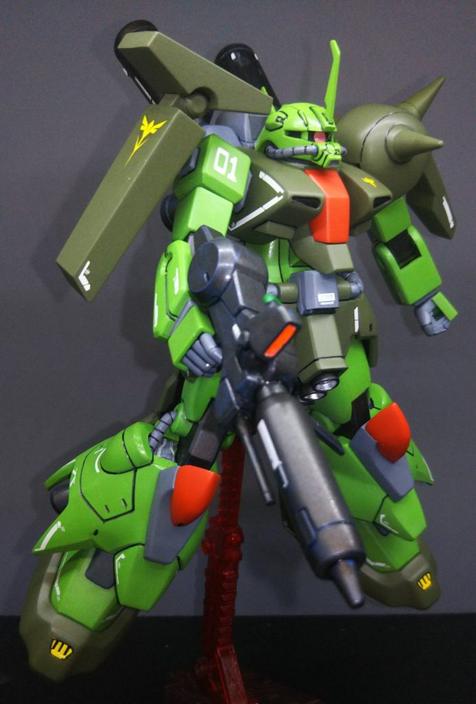 膝の動力パイプと膝ブロックの間の隙間が気になったのでパーツ入れてます。台座取り付け用の穴を股関節に開けています。初期のHGには台座取り付け用の穴が無いので必須作業ですね。