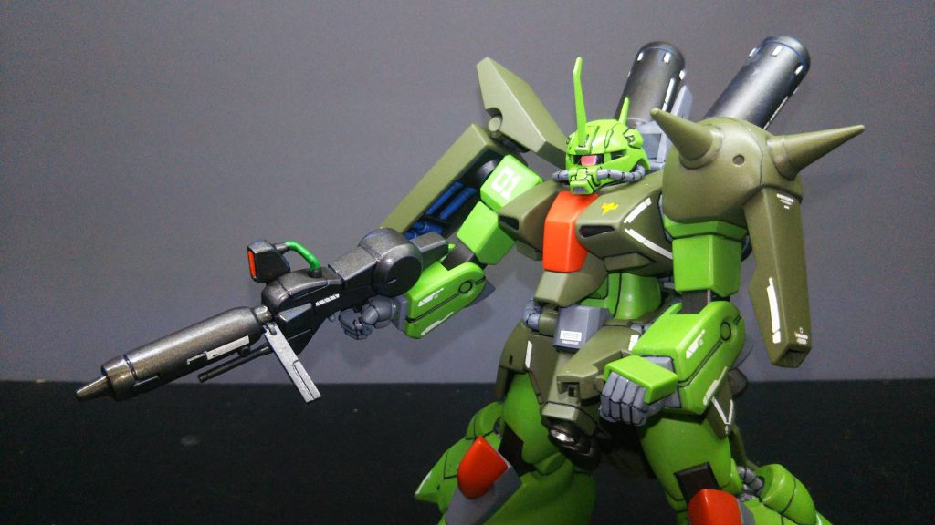 手首の隙間を無くす代わりに可動域が減っているので、ビームライフル両手持ちやフロントアーマーのビームガンを構えるのが少し苦しい。次回が有ったら肩前後スイングとかさせてみたいかも。