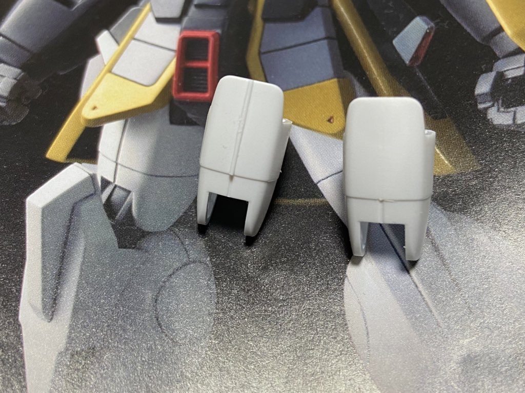 ここのモールドが気になるかは世代かなと。笑今まで消してきた位置にあるのは何か引っかかるというか…。笑1パーツなので意匠的なモールドなんですけど、合わせ目を段落ちモールド処理してるキットに触れてきた世代はここにないと逆に気になるのかなとか思いました。笑成形色でやりたかったので白い細いプラ棒で処理。厳密には違う色ですが、まぁその辺は汚すしなと。