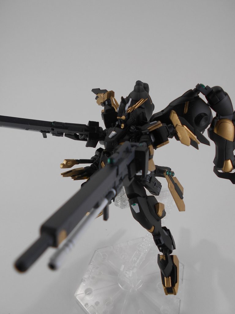 ロングレンジライフル改、「スペフティ」。ロングレンジライフルにビームトンファーを追加しています。ビームトンファーからビームサーベルを出すことも可能で、ビームトンファー自体で攻撃を受けることもできます。「スペフティ」はギリシャ語で「陽転」のアナグラムです。