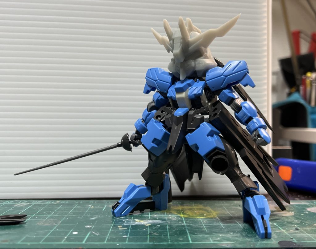 腰サイドアーマーがギリギリ付くクリアランスですフロントスカートもここで短縮しました