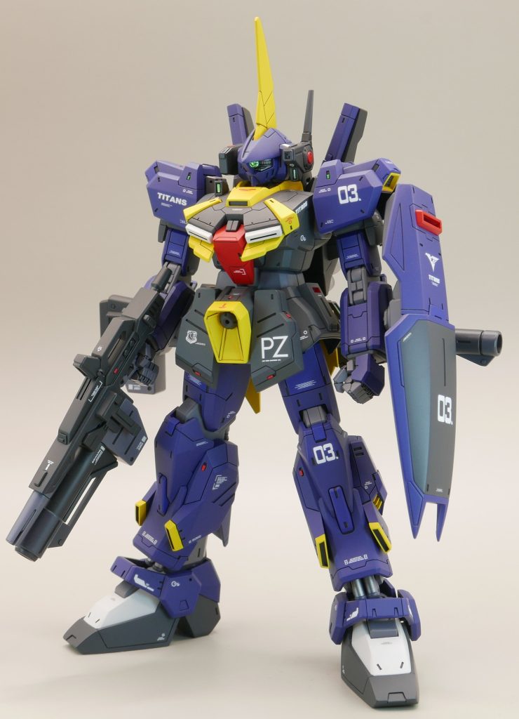 フル装備状態。本体色はガンダムMK-Ⅱティターンズ仕様とほぼ同じです。所々で本体色のブルーを2色で塗り分けてみたのですが、いざ撮影をしてみるとほとんど違いが分かりませんでしたw