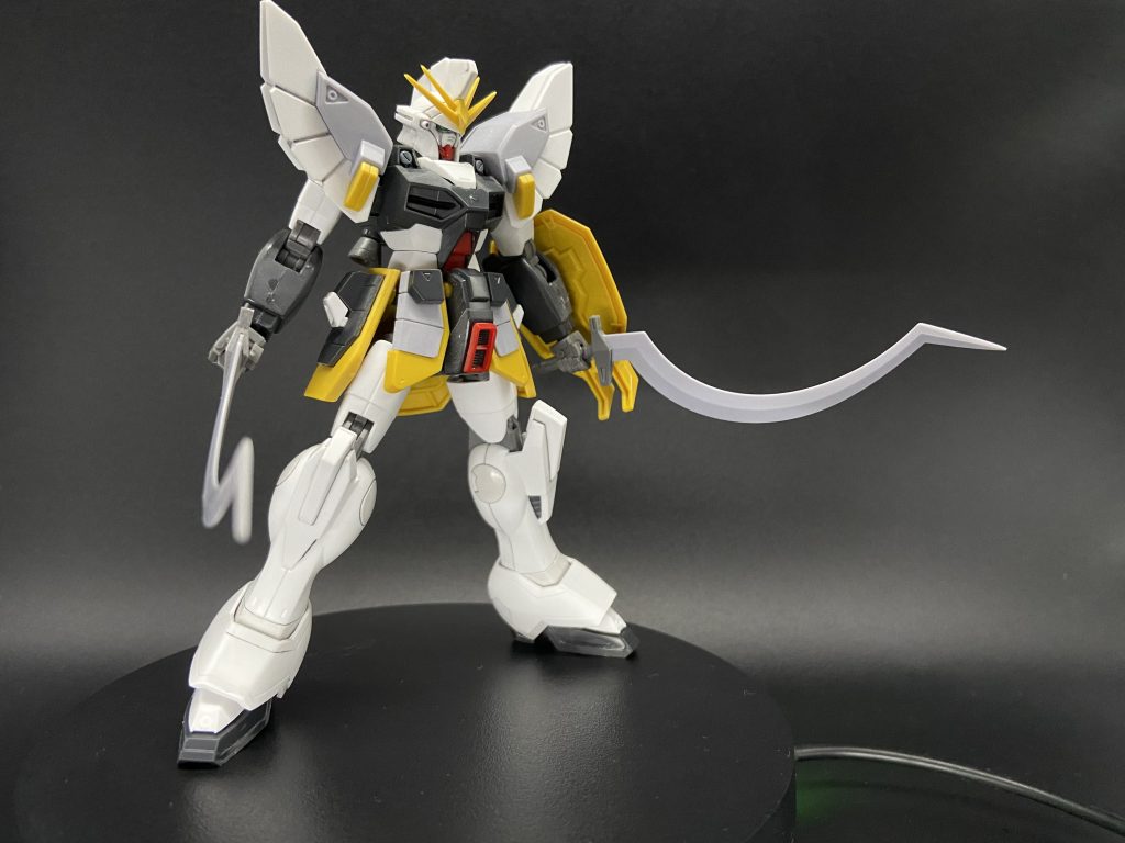 この時点ではツノを尖らせて白に少しグレーを足した部分を作ったくらいですがもうかっちょいい✨気になったのは裏側があまりに黄色いのとモモ上、二の腕のモールドくらい。成形色が良いので質感の調整と汚しだけでいこうと決意。