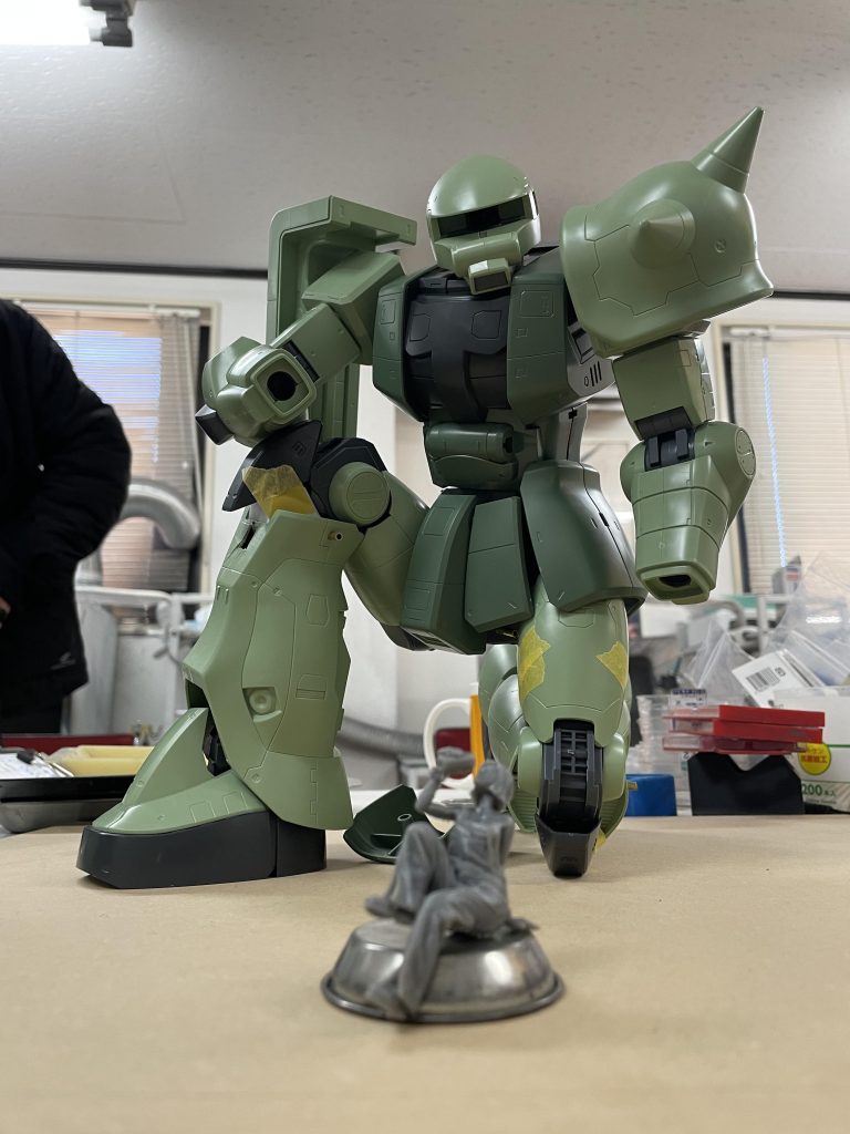 メガザクの限界を超えた膝立ち。