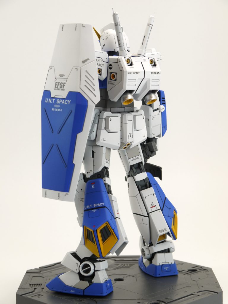 ホワイトの部分は3色で塗り分けています。と言っても、もっとも暗いブラウンがかった白はキットの生地色のままなので、実質は2色の塗り分けです。塗装・トップコートともにエアブラシを使用しています。