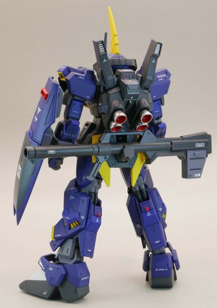 バックショット。ハイパーバズーカも若干の塗り分けとディテールアップをしてありますが……やっぱり地味ですw