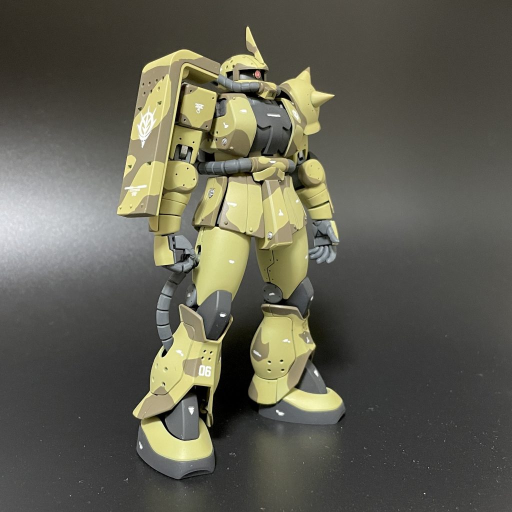 思いっきり背面が反射しているのはご容赦くださいw画像はツノありの隊長機タイプです。個人的には足のブチ穴を頑張りました^^