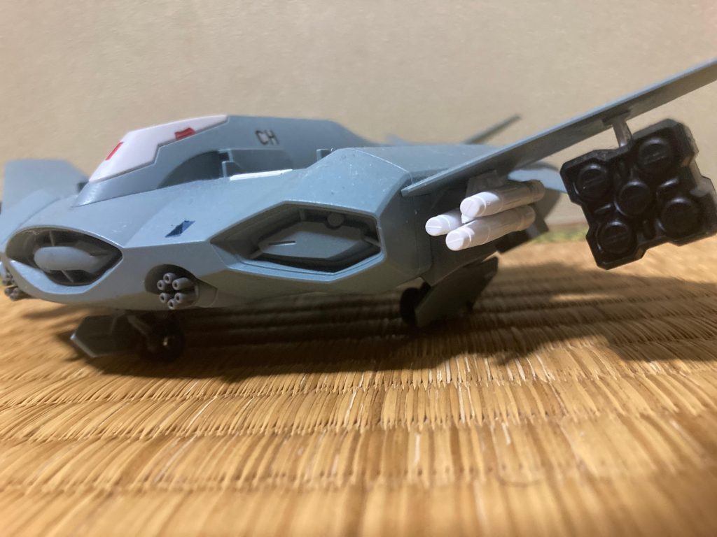 武装はバルカン砲をニ門、三連装ミサイルを二基、五連装対地ミサイルを二基を装備しています。