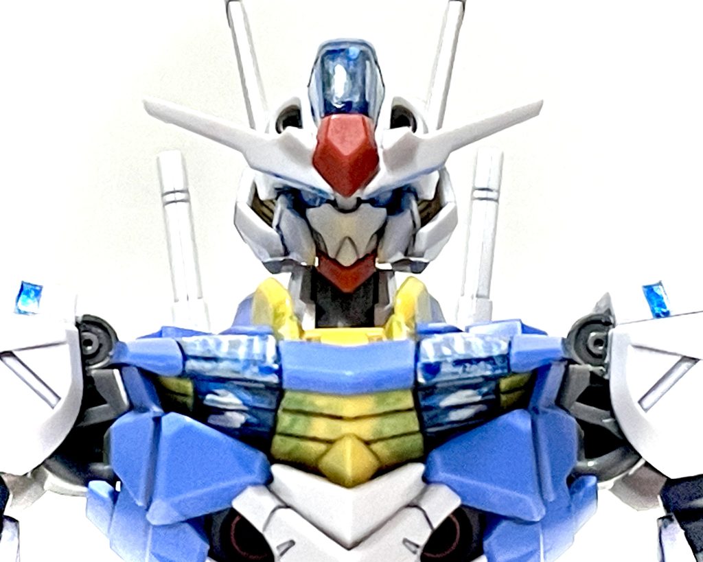 ◆バストアップ。カメラアイの中心を白、周囲を青く塗っています。マスクのカメラアイ周辺にも照り返しの青を薄くのせています。