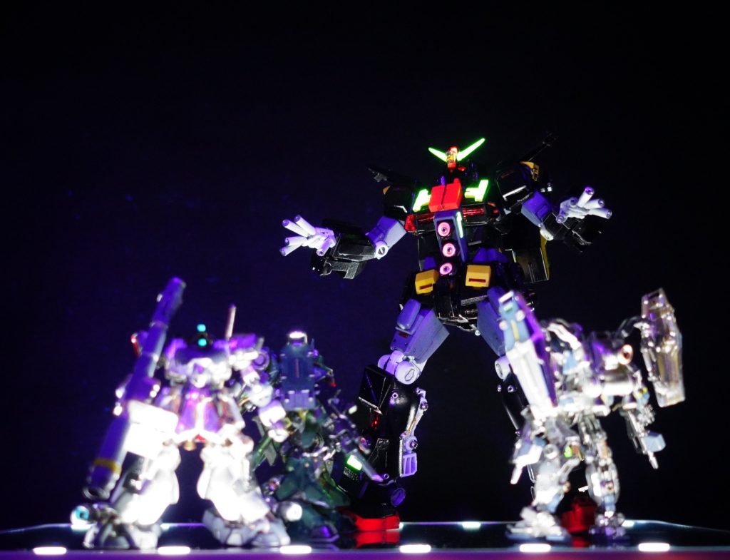 ●そられ武装集団はエウーゴやカラバほどの組織性はない、自衛団の相互ネットワークのようなレベルのものだったが、その規模と広がり方はネェル・ティターンズの上層部が看過できない広がりとして顕在化。●多岐な背景から合流するその武装集団は「アーティファクト団」と名乗った。ジオン、連邦問わず新旧様々なモビルスーツを担ぎ出し、もはや原型がわからないほどのカスタマイズをしているものもある。その多様性から「動く戦争博物館」とも呼ばれるが、どこで開発された新型機なのかも判別できないいわゆる「アナザー系」まで含まれる。