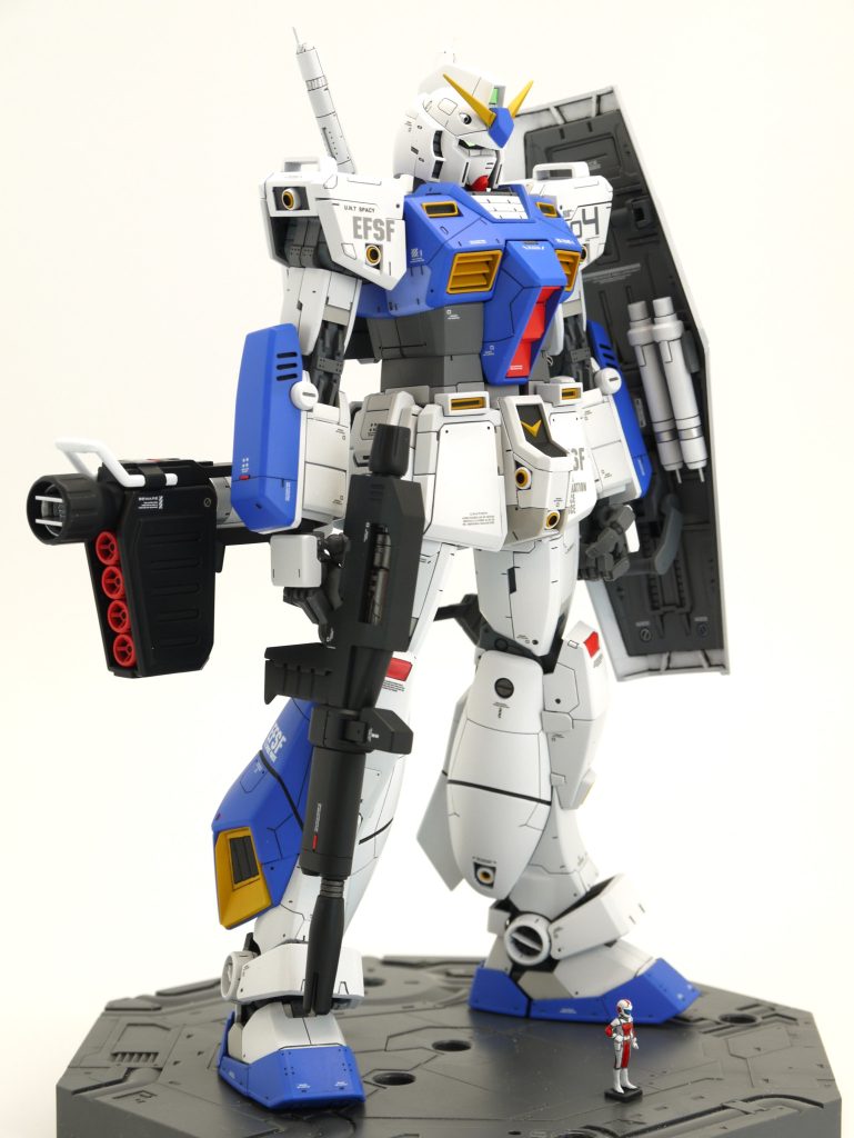 いつものように、フレームは部分塗装の簡単フィニッシュ、外装はほぼ全塗装で仕上げています。レッドポイントや水転写式デカールを貼り、ツヤ消しトップコート後にメタルパーツやラピーテープを貼りました。